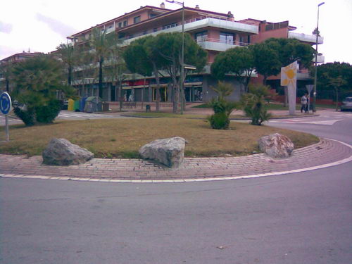 Pedres fixades a la rotonda del creuament de l'avinguda del mar amb el carrer Tellinaires de Gav&agrave; Mar (Maig de 2008)